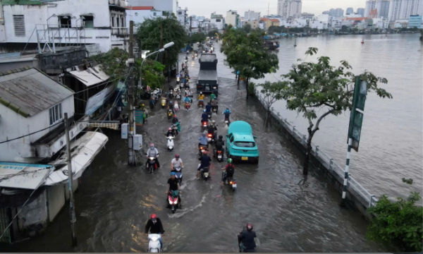 Heavy rain and rising tides caused about 2 km of Tran Xuan Soan Street in District 7 to be flooded on October 17. Photo by Read/Gia Minh