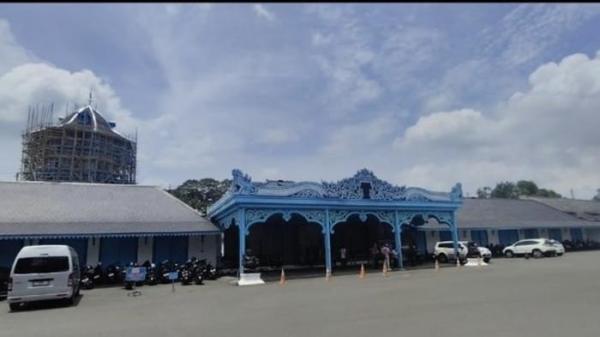 KOMPLEKS KERATON SOLO - Suasana Kompleks Keraton Kasunanan Solo, Minggu (2/11/2025). Raja Paku Buwono XIII disemayamkan Pendapa Paningratan, belakang pendapa utama Keraton.