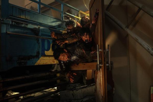 FILM TERBARU NETFLIX - Foto behind the scenes film Abadi Nan Jaya (The Elixir) yang dirilis Netflix diunduh Rabu (5/11/2025).