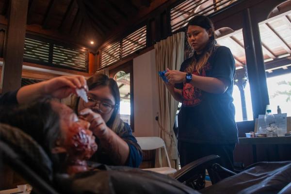 FILM TERBARU NETFLIX - Foto behind the scenes film Abadi Nan Jaya (The Elixir) yang dirilis Netflix diunduh Rabu (5/11/2025).