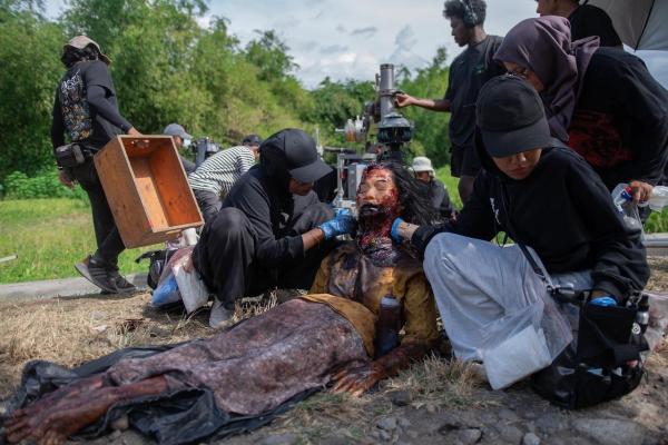 FILM TERBARU NETFLIX - Foto behind the scenes film Abadi Nan Jaya (The Elixir) yang dirilis Netflix diunduh Rabu (5/11/2025).