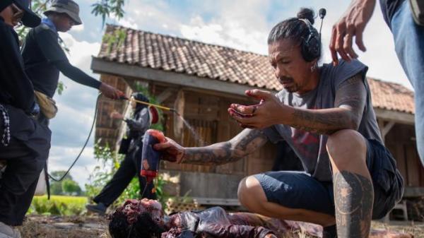 FILM TERBARU NETFLIX - Foto behind the scenes film Abadi Nan Jaya (The Elixir) yang dirilis Netflix diunduh Rabu (5/11/2025).