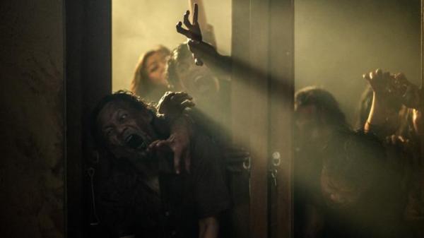 FILM TERBARU NETFLIX - Foto behind the scenes film Abadi Nan Jaya (The Elixir) yang dirilis Netflix diunduh Rabu (5/11/2025).