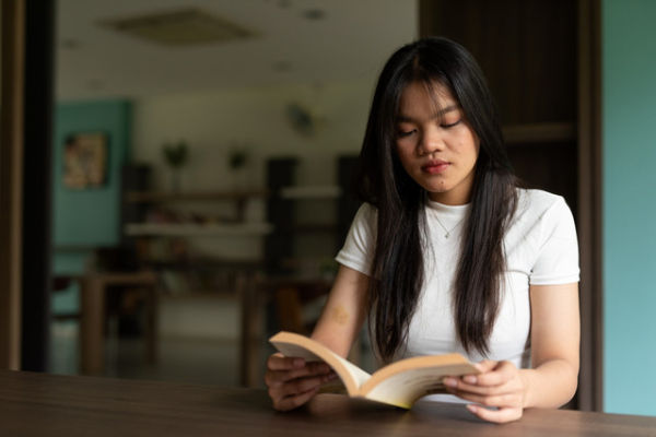 Ilustrasi anak perempuan belajar. Foto: Shutterstock