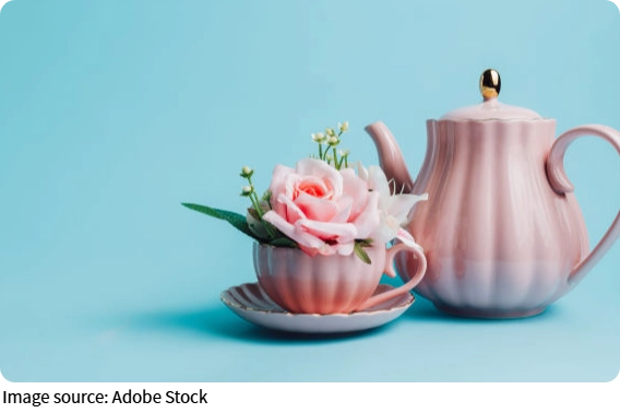 Bình Trà Và Bông Hoa Nhỏ