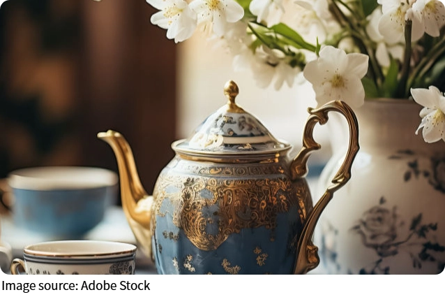 Bình Trà Và Bông Hoa Nhỏ