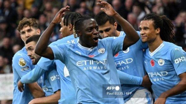 JEREMY DOKU- Aksi gelandang Manchester City, Jeremy Doku saat mencetak gol pembuka ke gawang Bournemouth dalam lanjutan Liga Primer di Stadion Etihad, Manchester (4/11).