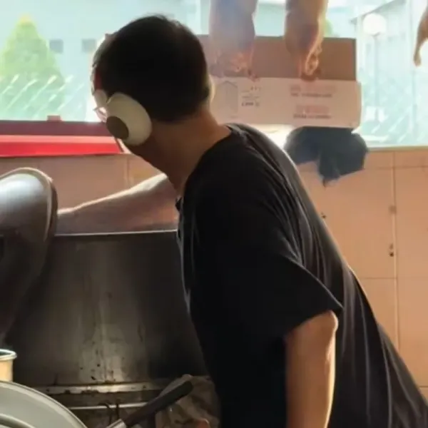 Pemilik Warung Kaki Lima Ini Ogah Viral, Ngaku Tak Cari Banyak Pelanggan Pemilik Warung Kaki Lima Ini Ogah Viral, Ngaku Tak Cari Banyak Pelanggan