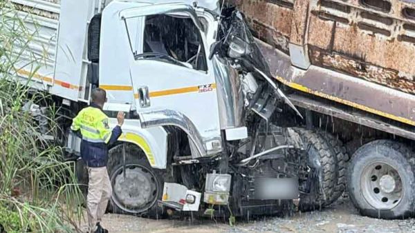 10ล้อบรรทุกหิน ขับลงเขา เบรกกะทันหัน เจอน้ำป่าหลากตัดเส้นทาง คันหลังพุ่งเสย เมียนั่งข้างดับ