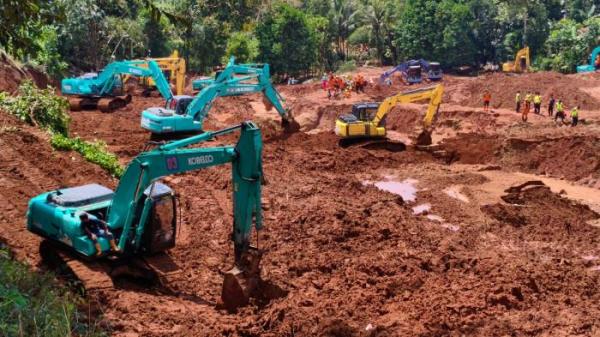 PENCARIAN KORBAN: Situasi pencarian korban hari keenam longsor di Desa Cibeunying, Kecamatan Majenang, Kabupaten Cilacap, Selasa (18/11/2025). Aktivitas belajar tatap muka di sekolah di Desa Cibeunying, Kecamatan Majenang, Kabupaten Cilacap terhenti selama sepekan karena gedung sekolah MTs dijadikan tempat pengungsian warga terdampak longsor. (Tribun Jateng/Permata Putra Sejati)