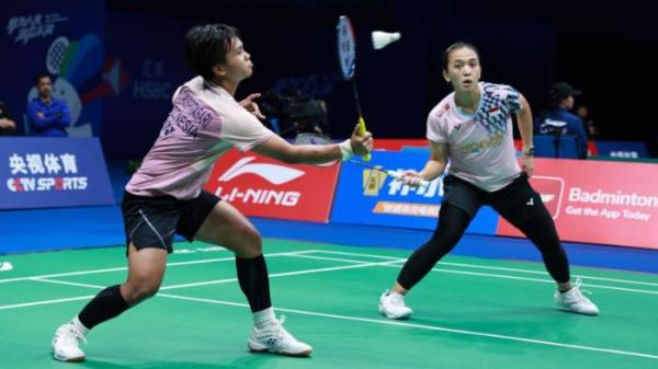 DUET ANA/TRIAS - Foto yang diunduh dari laman resmi PBSI, Kamis (9/10/2025), memperlihatkan aksi ganda putri Indonesia, Febriana Dwipuji Kusuma/Meilysa Trias Puspitasari, saat berhadapan dengan wakil Malaysia, Pearly Tan/Thinaah Muralitharan, di 32 besar China Masters 2025 bertempat di Shenzhen Arena, Shenzhen, China, Rabu (17/9/2025).