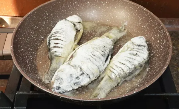 tips masak ikan goreng agar tidak lengket dan hancur