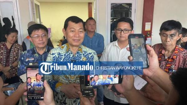 DUGAAN KERACUNAN MAKANAN - Victor Mailangkay Ketua Satgas Percepatan Penanganan Program Makan Bergizi Gratis (MBG) di Sulawesi Utara yang juga Wakil Gubernur Sulut datangi pasien para siswa SMPN 2 Airmadidi di RSU GMIM Tonsea Minut, Kamis (27/11/2025).