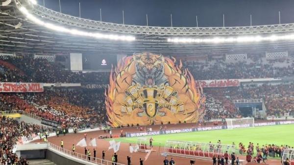 PERSIJA VS PSIM - Suporter Persija Jakarta, The Jakmania membentangkan tifo raksasa saat menjamu PSIM yogyakarta di Stadion Utama Gelora Bung Karno, Senayan, Jakarta, Jumat (28/11/2025).