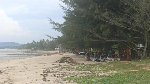 PANTAI DI KARIMUN - Tampak beberapa masyarakat menikmati suasana indah Pantai Timun, Kabupaten Karimun, Provinsi Kepulauan Riau (Kepri) dengan menyantap makanan di bibir pantai, Minggu (30/11/2025).