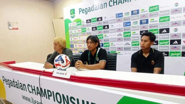 BUDI DAN REZA - Pelatih kepala Sriwijaya FC Budi Sudarsono didampingi gelandang Reza Pahlevi memberikan keterangan pada post match press conference usai ditaklukkkan Persikad Depok 0-3 di Stadion Gelora Sriwijaya Jakabaring Palembang dalam laga ke-11 Pegadaian Championship 2025/26, Rabu (19/11/2025). 