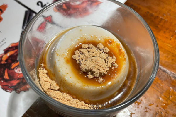 Caramel milk pudding ala Obihiro Nikudon, Blok M, Jakarta. Foto: Salsha Okta Fairuz/kumparan