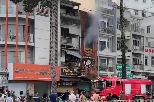 The restaurant where the fire broke out had only one main exit, the facades on the upper floors were covered with signs, and there were no balconies. Photo: Dinh Van