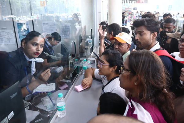 Crew members were seen explaining to the passengers at Mumbai airport. Passengers appeared upset due to flight interruptions and cancellations.