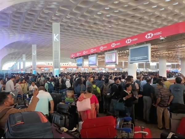 There were long lines of passengers at Mumbai airport. Till now 109 Indigo flights have been canceled from here.