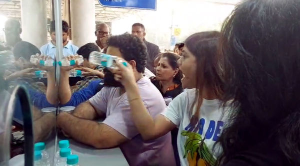 There was an argument between the crew and passengers at Mumbai airport.