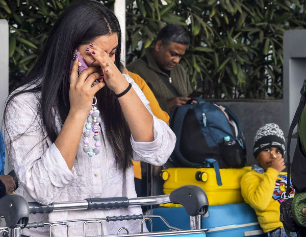 After Indigo flight was canceled at Kolkata airport, the female passenger started crying.