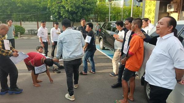 REKONTRUKSI-Satresekim Polrestabes Palembang menggelar rekontruksi kasus pemalakan di Macan Lindungan Menyebabkan Korban Al Kodirin warga Lampung Meninggal dunia di halaman depan Polrestabes Palembang, Senin (1/12/2025), sore.