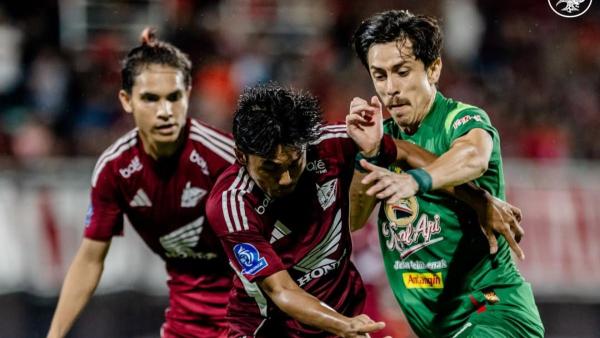 Cuplikan pertandingan PSM Makassar vs Persebaya Surabaya, digelar di Stadion Gelora BJ Habibie, Parepare, Sulawesi Selatan, Sabtu (6/12/2025), pukul 19.00 WIB.