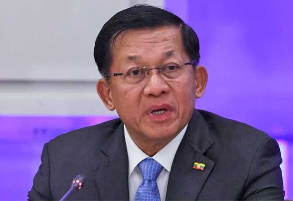 แฟ้มภาพ - พล.อ.อาวุโส มิน ออง หล่าย ผู้นำกองทัพเมียนมาร์ กล่าวสุนทรพจน์ระหว่างการประชุมสัปดาห์อะตอมโลก ณ นิทรรศการความสำเร็จด้านเศรษฐกิจแห่งชาติ (VDNKh) ในกรุงมอสโก ประเทศรัสเซีย เมื่อวันที่ 25 กันยายน 2568