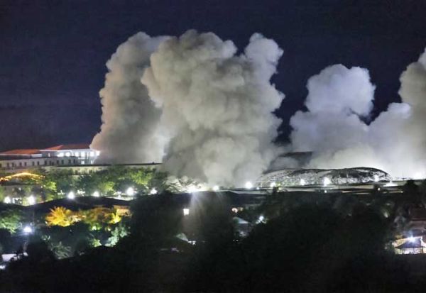 FILE - ควันสีขาวพวยพุ่งหลังเกิดเหตุระเบิดที่ศูนย์หลอกลวงออนไลน์ KK Park ในตำบลเมียวดี รัฐกะเหรี่ยง ประเทศเมียนมาร์ วันเสาร์ที่ 25 ตุลาคม 2568