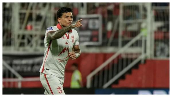 Penampilan winger Malut United, Ciro Alves setelah mencetak gol ke gawang Madura United pada laga pekan 6 Super League 2025/2026 di Stadion Gelora Kie Raha, Ternate, Jumat (19/9/2025).
