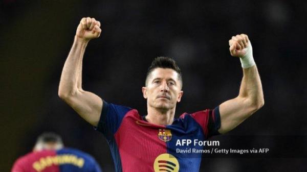 Robert Lewandowski dari FC Barcelona merayakan gol kedua timnya selama pertandingan La Liga EA Sports antara FC Barcelona dan Sevilla FC di Estadi Olimpic Lluis Companys pada 20 Oktober 2024 di Barcelona, ​​​​Spanyol. (Foto oleh David Ramos/Getty Images)