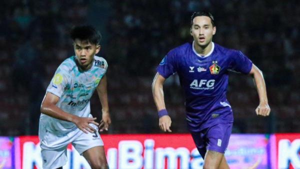 Potret winger Persik Kediri eks Persib Bandung, Ezra Walian (kanan) saat bertemu dengan mantan timnya pada pekan kesembilan Liga 1 2024, Senin (28/10).