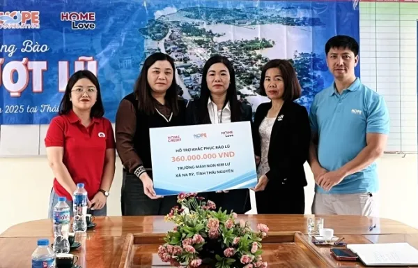 Home Credits employees donate money to support reconstruction of a kindergarten in Thai Nguyen Province in northern Vietnam after storm and flood damage. Photo courtesy of Home Credit