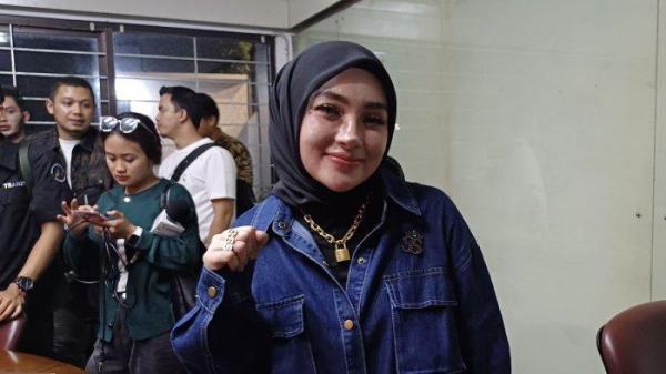 SHELLA LAPORKAN NIKITA - Shella Saukia saat ditemui di daerah Menteng, Jakarta Pusat, Rabu (22/1/2025) malam. Kini Shella Saukia melaporkan Nikita atas dugaan pencemaran nama baik, setelah ibunda Lolly hina 'Shella ular, Shella hantu'.