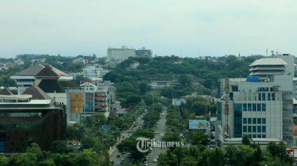 Kawasan Simpang Lima, satu tempat wisata dekat Stasiun Tawang buat liburan akhir tahun.