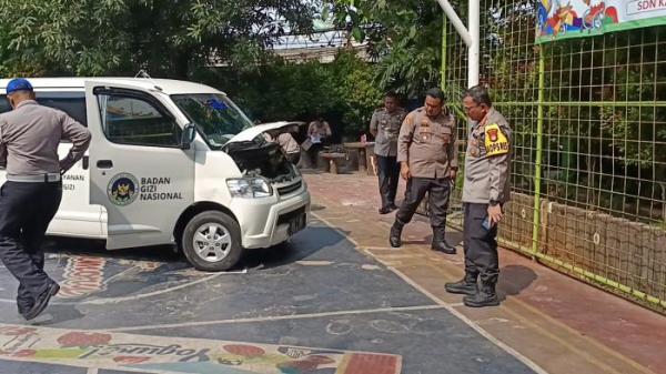 OLAH TKP - Polisi melakukan olah TKP di halaman SDN Kalibaru 01 Pagi yang menjadi lokasi kecelakaan mobil MBG menabrak pelajar, Kamis (11/12/2025). (TRIBUNJAKARTA.COM/GERALD LEONARDO AGUSTINO).