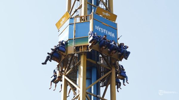 Pengunjung menikmati wahana bermain di Dunia Fantasi (Dufan) Ancol Jakarta.