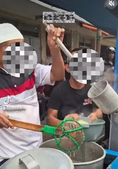 Potret Warung Mie Babi Viral di Bandung yang Penjualnya pakai Atribut Muslim