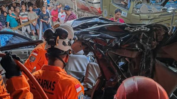 RINGSEK - Proses evakuasi tim gabungan terhadap mobil Daihatsu Terios yang terlibat dalam kecelakaan maut di Jalan Tentara Pelajar, Cilacap, Sabtu (13/12/2025) sore. Empat orang di dalam mobil tersebut seluruhnya tewas. Kecelakaan melibatkan truk semen, mobil, dan sepeda motor.