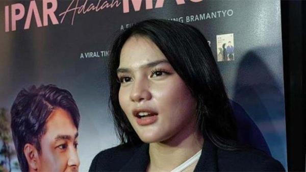 ISU SELINGKUH - Foto arsip Davina Karamoy pemeran Rani di film Ipar Adalah Maut ketika ditemui di kawasan Kebayoran Baru Jakarta Selatan, Selasa (23/4/2024).