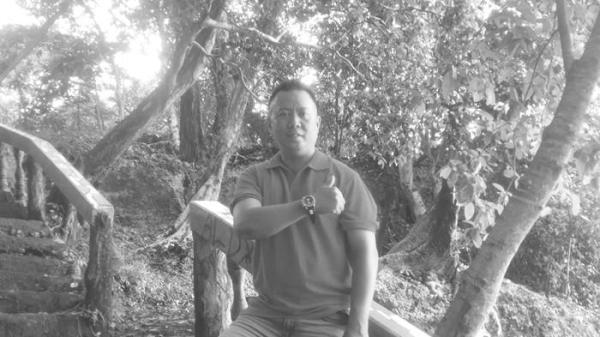 ASN - Jimmy Mamahit (38), ASN Kota Manado yang ditemukan meninggal dunia di rumahnya yang berada di Perumahan Pandu Lestari, Kota Manado, Sulawesi Utara (Sulut) pada Sabtu (13/12/2025).