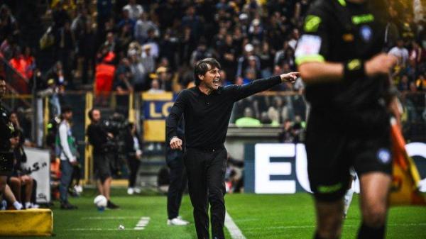 INSTRUKSI CONTE - Pelatih Antonio Conte memberikan arahan kepada para pemain Napoli saat pertandingan melawan Parman pada pekan ke-37 Liga Italia di Stadion Ennio Tardini, 19 Mei 2025. (Website Napoli - 24/5/2025)
