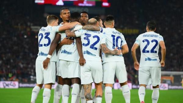 SELEBRASI INTER - Pemain Inter Milan merayakan gol yang dicetak oleh Ange-Yoan Bonny ke gawang AS Roma pada lanjutan pekan ke-7 Liga Italia 2025/26 di Stadio Olimpico pada Minggu (19/10/2025). (Website Inter - 19/10/2025)