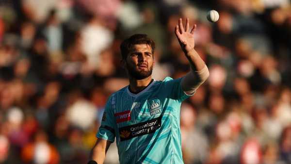 BBL 2025-26: Huge insult to Shaheen Afridi, umpire snatched the ball in the middle over, due to this he was 'banned' BBL 2025-26: Huge insult to Shaheen Afridi, umpire snatched the ball in the middle over, due to this he was 'banned'