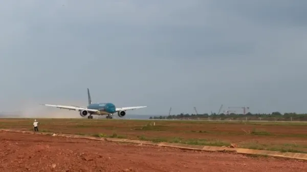 Boeing 787 Dreamliner lands at Long Thanh airport