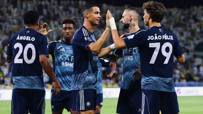 TOS - Cristiano Ronaldo (tengah) dan Joao Felix (kanan) melakukan tos dalam perayaan gol pada pertandingan pekan pertama Liga Arab Saudi 2025/2026 antara Al Taawon vs Al Nassr di King Abdullah Sport City Stadium, Sabtu (30/8/2025).