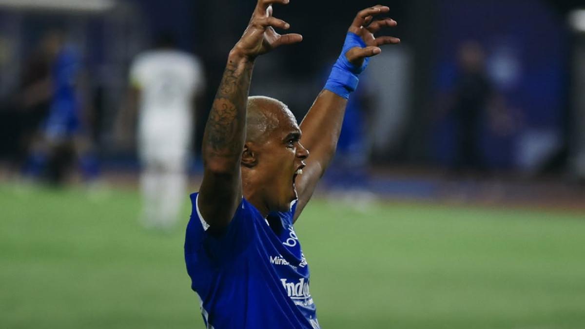 SELEBRASI GOL - Potret selebrasi gol pemain Persib Bandung, Wiliam Marciliio pada laga uji coba kontra Western Sydney di Stadion Gelora Bandung Lautan Api (GBLA), Sabtu (2/8/2025).