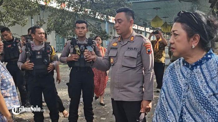 DILARANG MASUK - Sejumlah kerabat yang tergabung dalam Lembaga Dewan Adat (LDA) dihalangi masuk Museum Keraton Solo, Senin (15/12/2025). Perselisihan ini berkaitan dengan konflik internal mengenai penerus tahta Keraton Kasunanan Surakarta.