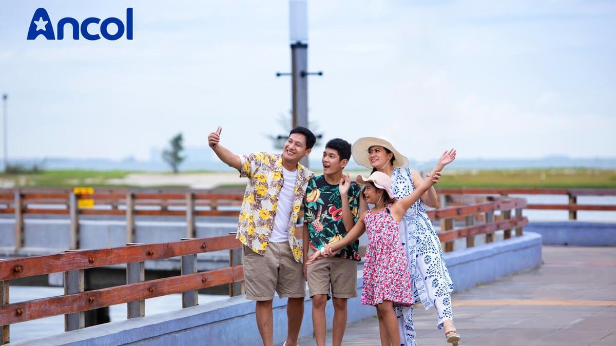 Wisatawan menikmati liburan keluarga di Ancol.